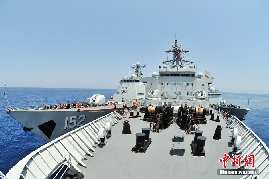 视频中国海警对非法闯仁爱礁海域菲船只采取管制措施